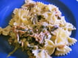 Farfalle aux courgettes, champignons et jambon