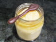 Petit pot de flan coco et sa cuill�re au chocolat