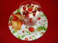 Verres gourmands aux fraises et mousse de faisselle, madeleines au citron