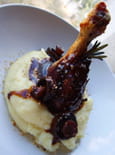 Poulet confit � la noisette et romarin, sauce au caf�
