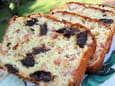 Cake lardons, pruneaux et pignons