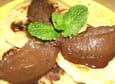 Pancakes � la banane et quenelles de mousse au chocolat