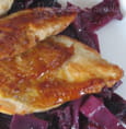 Supr�mes de pintade, chou rouge confit aux pommes