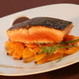 Dos de saumon de Norv�ge laqu� au miel de soja, carottes caram�lis�es