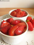 Cr�mes au chocolat blanc et aux fraises caram�lis�es