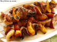 Brochettes de canard au miel et aux p�ches.