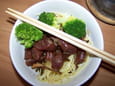 Nouilles aux saucisses chinoises et brocolis
