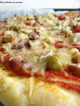 Pizza aux saucisses, poivrons et olives vertes