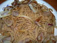 Spaghettis aux biftecks et oignons