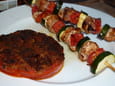 Brochettes de poulet marin�, tomate provencale