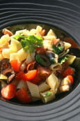 Salade de penne, olives noires, anchois marin�s