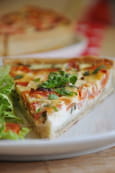 Quiche aux tomates, fromage de ch�vre et basilic 
