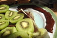 Croustillant au kiwi, sauce au chocolat