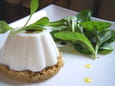 Panna cotta de brebis sur sa cro�te aux olives vertes