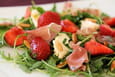 Salade de roquette aux fraises, vinaigrette au miel