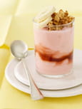 Verrine de yaourt aux fraises, banane fra�che et avoine croustillant