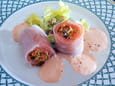 Rouleaux de printemps au saumon, espuma � la tomate