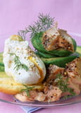 Concass�e d�avocat et oeufs mollets en salade