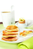 Blinis au Comt�, oeufs � la coque
