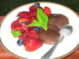 Salade de fruits rouges et blinis au chocolat