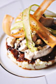 Volaille farcie aux champignons, polenta cr�meuse et coulis de fruits rouges