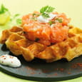 Tartare de saumon de Norv�ge, gaufre de pommes de terre, sauce aigrelette