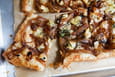 Tarte aux oignons caram�lis�s, brie et gorgonzola