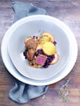 M�daillons de chevreuil et pommes saut�es sauce Calvados avec des myrtilles sauvages