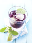 Soda aux myrtilles sauvages avec des fleurs de sureau et de la menthe