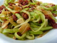 Tagliatelles de courgettes-tomates s�ch�es-amandes
