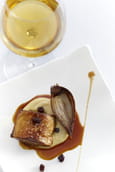 Foie gras de canard des Landes r�ti, pur�e de pois chiche, �chalote confite et raisins de Corinthe, jus aux �pices du Sultan