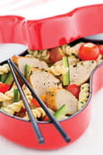 Salade de p�tes � l��minc� de poulet marin� au pesto
