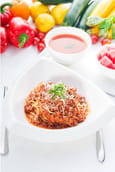 Soupe froide de poivrons doux et �pices, accompagn�e de tagliatelles � la cr�me de poivrons et tomates 
