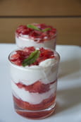 Verrines de ricotta et fraises au coulis de miel