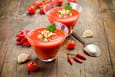 Soupe froide de poivrons doux et �pices, accompagn�e d�un bar d��t� � la proven�ale 