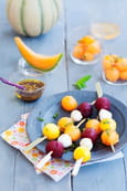 Brochettes de melon, mozzarella, betterave et mangue au sirop balsamique