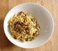 Coques et moules � la mangue et lait de coco sur lit de spaghetti