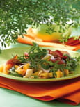 Salade de roquette aux p�ches, bressaola et provolone