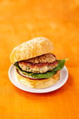 Burger de lapin � l�a�oli et oignons caram�lis�s