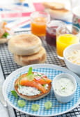 Muffins anglais au saumon et cr�me aux herbes