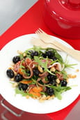 Salade � la roquette, olives noires et jambon cru