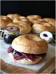 Bagel magret de canard, ch�vre & gel�e de cassis