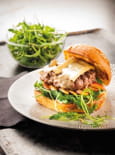 Burger au Brie de Meau, sauce grenade du Camion qui fume