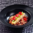 Pav� de l�gine r�ti, pur�e de f�ves et p�tales de chorizo
