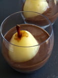 Poires au sirop sur cr�me chocolat�e