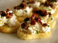 Canap�s � la brousse et aux tomates confites