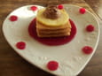 D�lice croquant de pommes au caramel au beurre sal�, chantilly chocolat�e et gel�e de fruits rouges