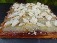 Tarte poire-pralin et crumble de macarons