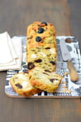 Cake aux haricots verts, feta, pignons et olives noires