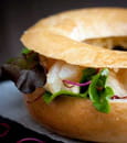 Bagels de haddock, salade et faisselle